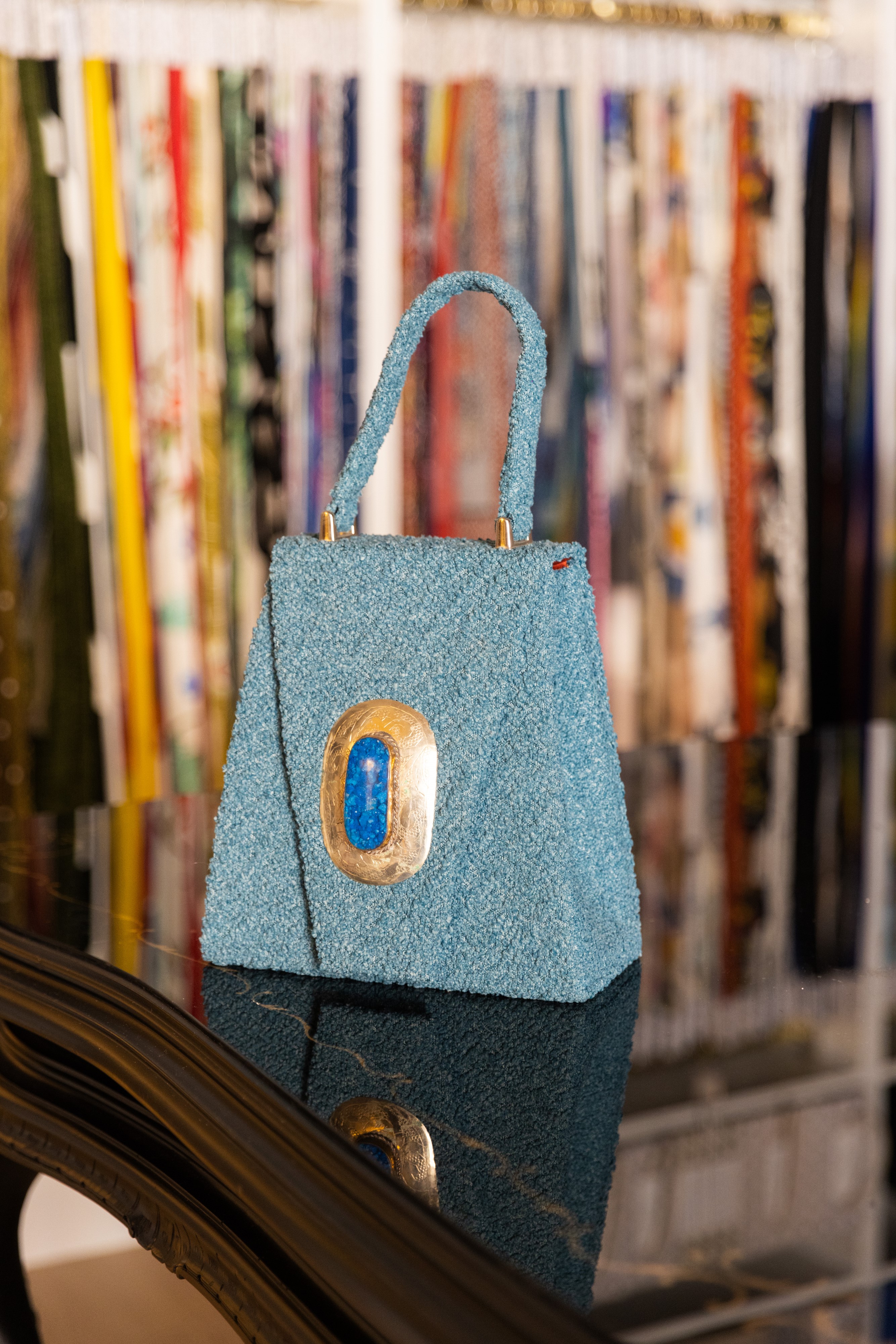 Borsa Lavi Bags realizzata a mano in tessuto bouclé con gioiello in ottone cromato con pietra azz...