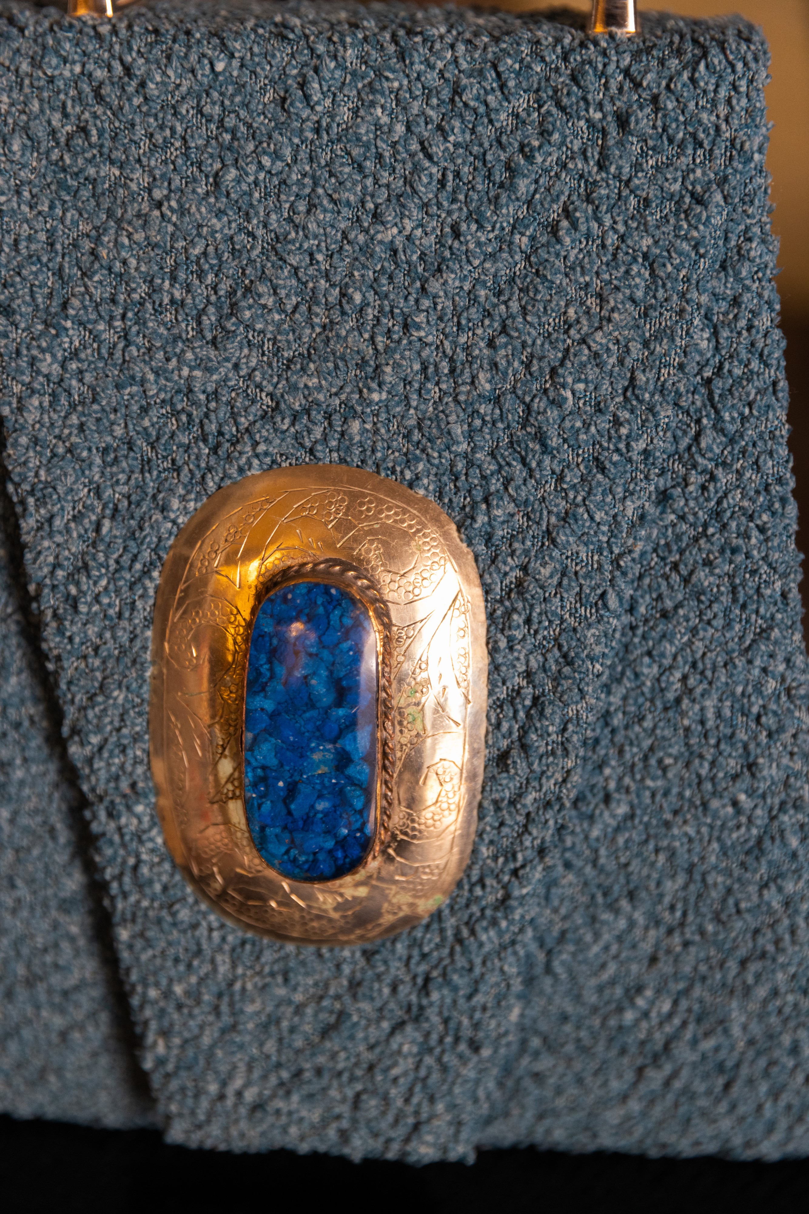 Borsa Lavi Bags realizzata a mano in tessuto bouclé con gioiello in ottone cromato con pietra azz...