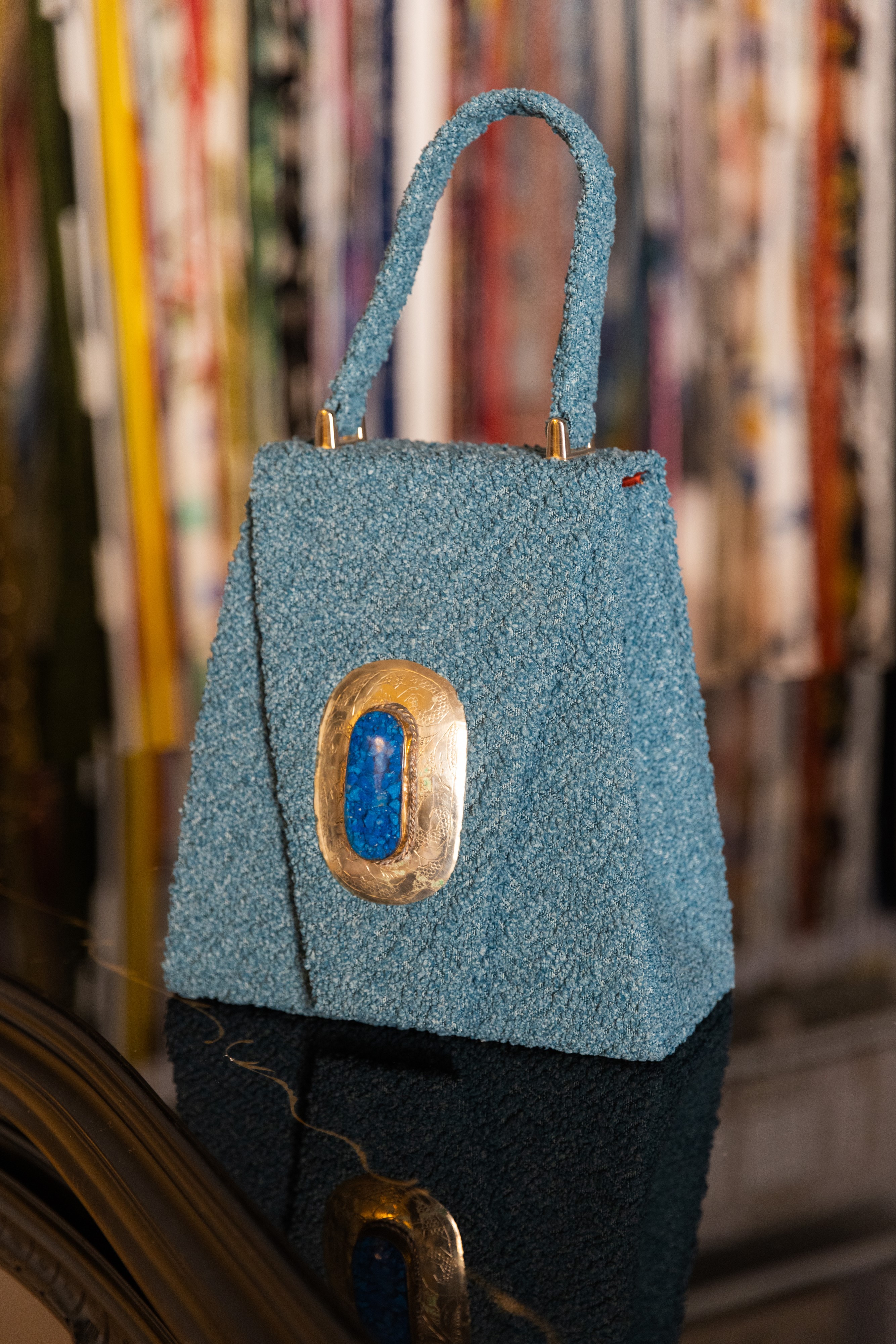 Borsa Lavi Bags realizzata a mano in tessuto bouclé con gioiello in ottone cromato con pietra azz...