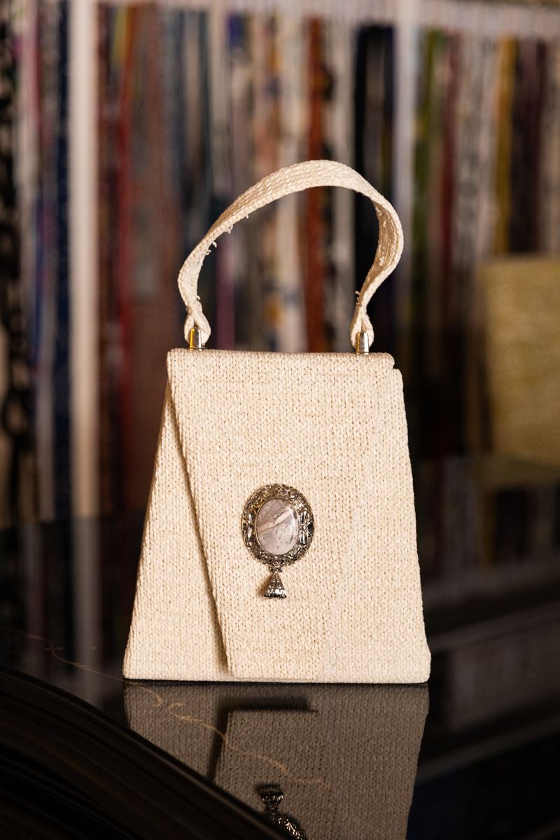 Borsa Lavi Bags realizzata a mano in tessuto tricot di lana e cotone con gioiello in ottone croma...