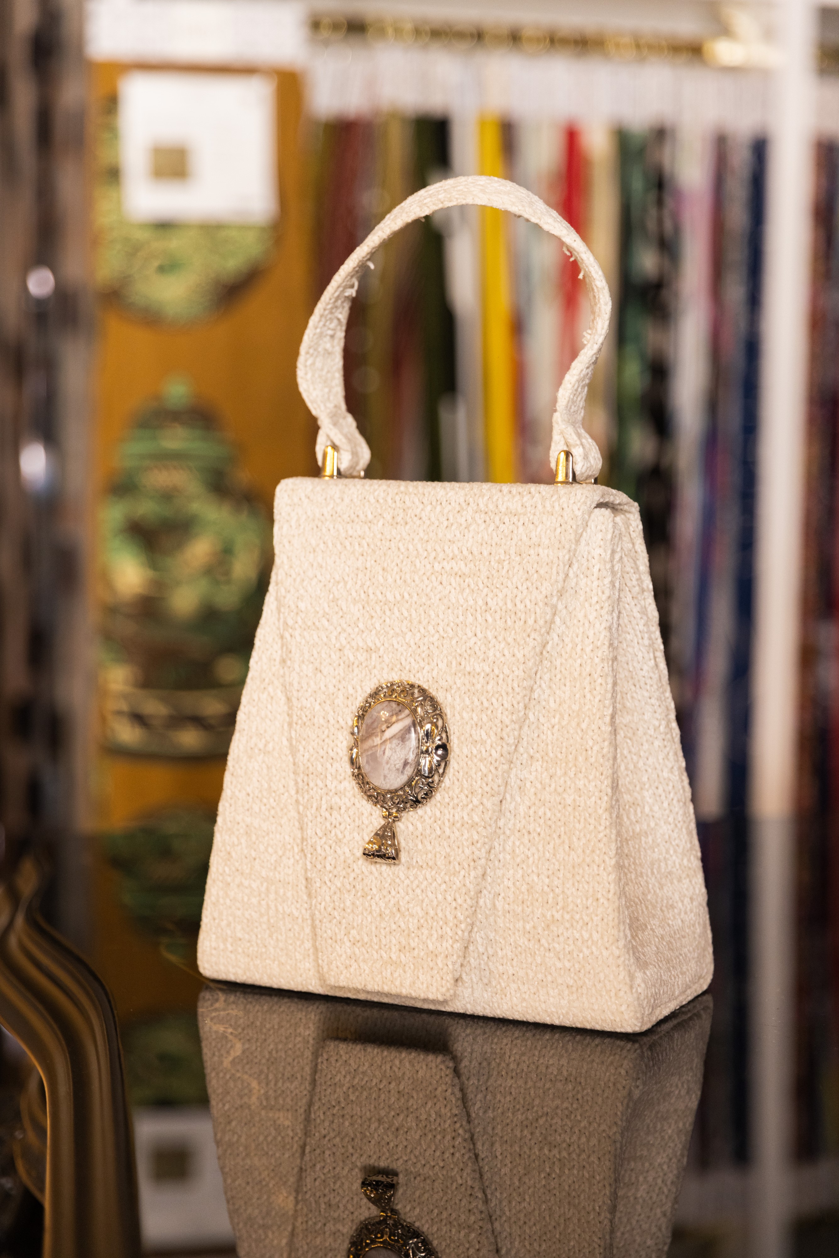 Borsa Lavi Bags realizzata a mano in tessuto tricot di lana e cotone con gioiello in ottone croma...