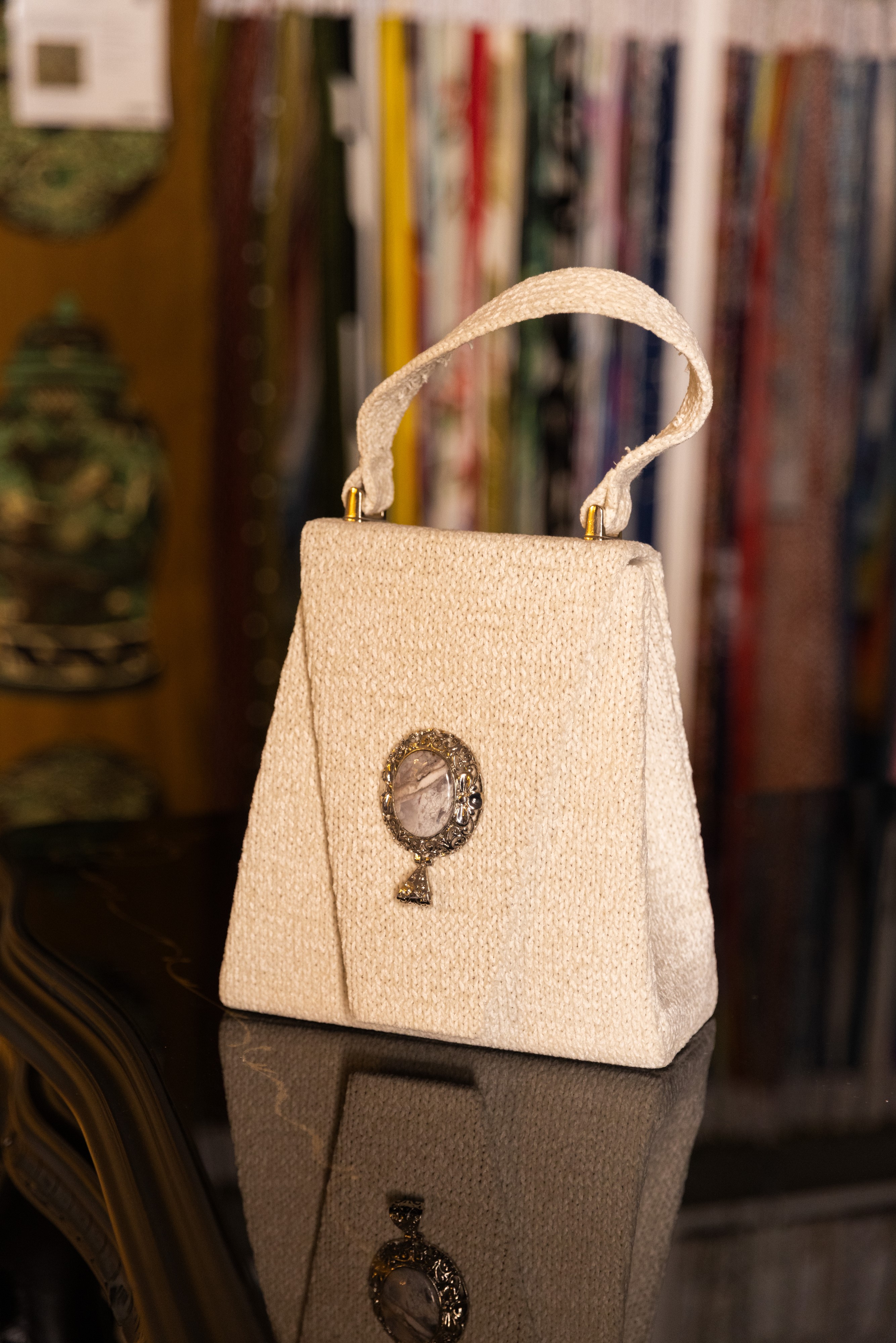 Borsa Lavi Bags realizzata a mano in tessuto tricot di lana e cotone con gioiello in ottone croma...