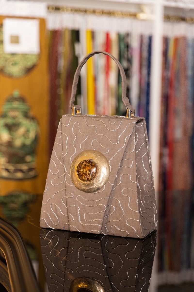 Borsa Lavi Bags realizzata a mano in tessuto cotone con ricami in lurex con gioiello in ottone cr...