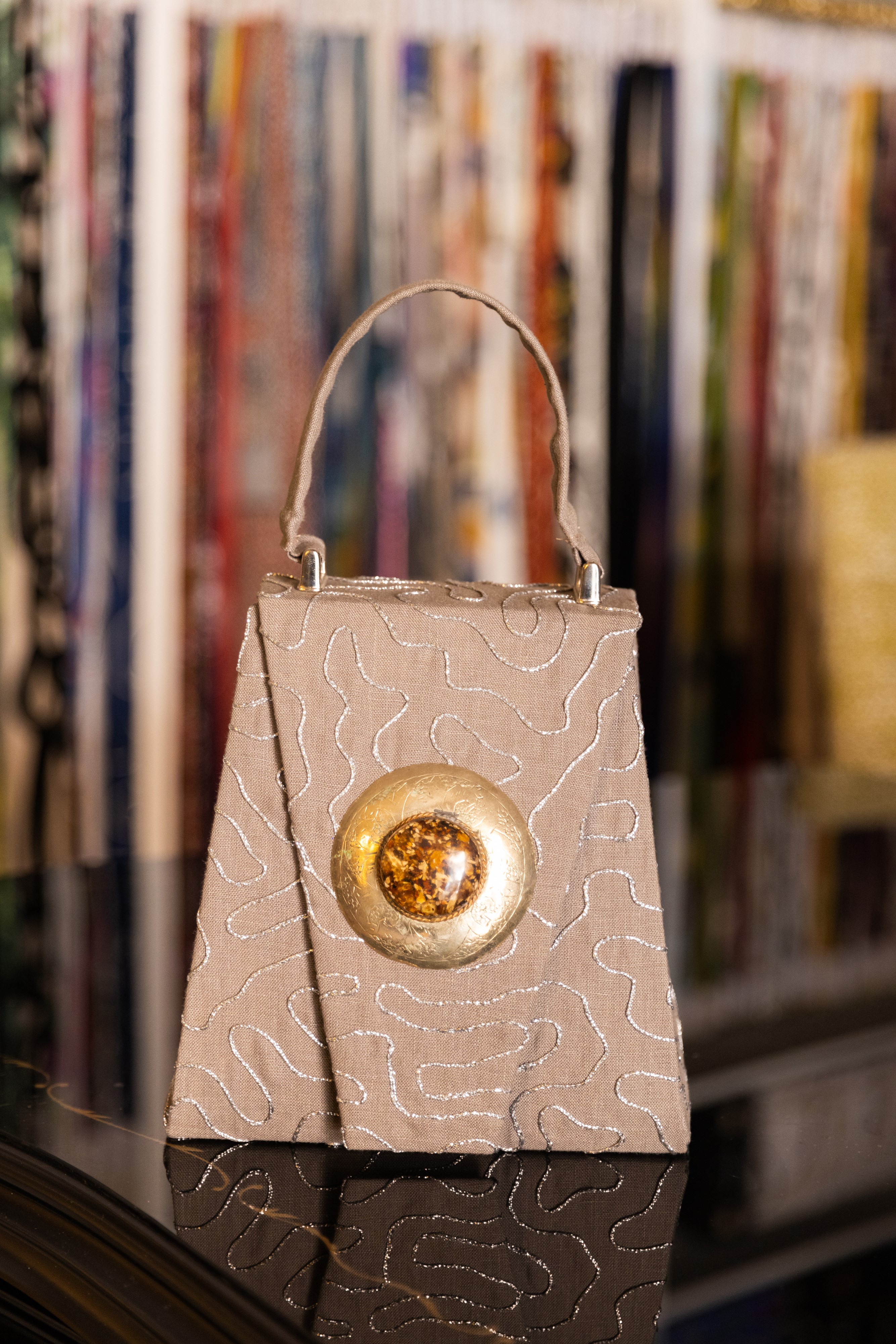 Borsa Lavi Bags realizzata a mano in tessuto cotone con ricami in lurex con gioiello in ottone cr...