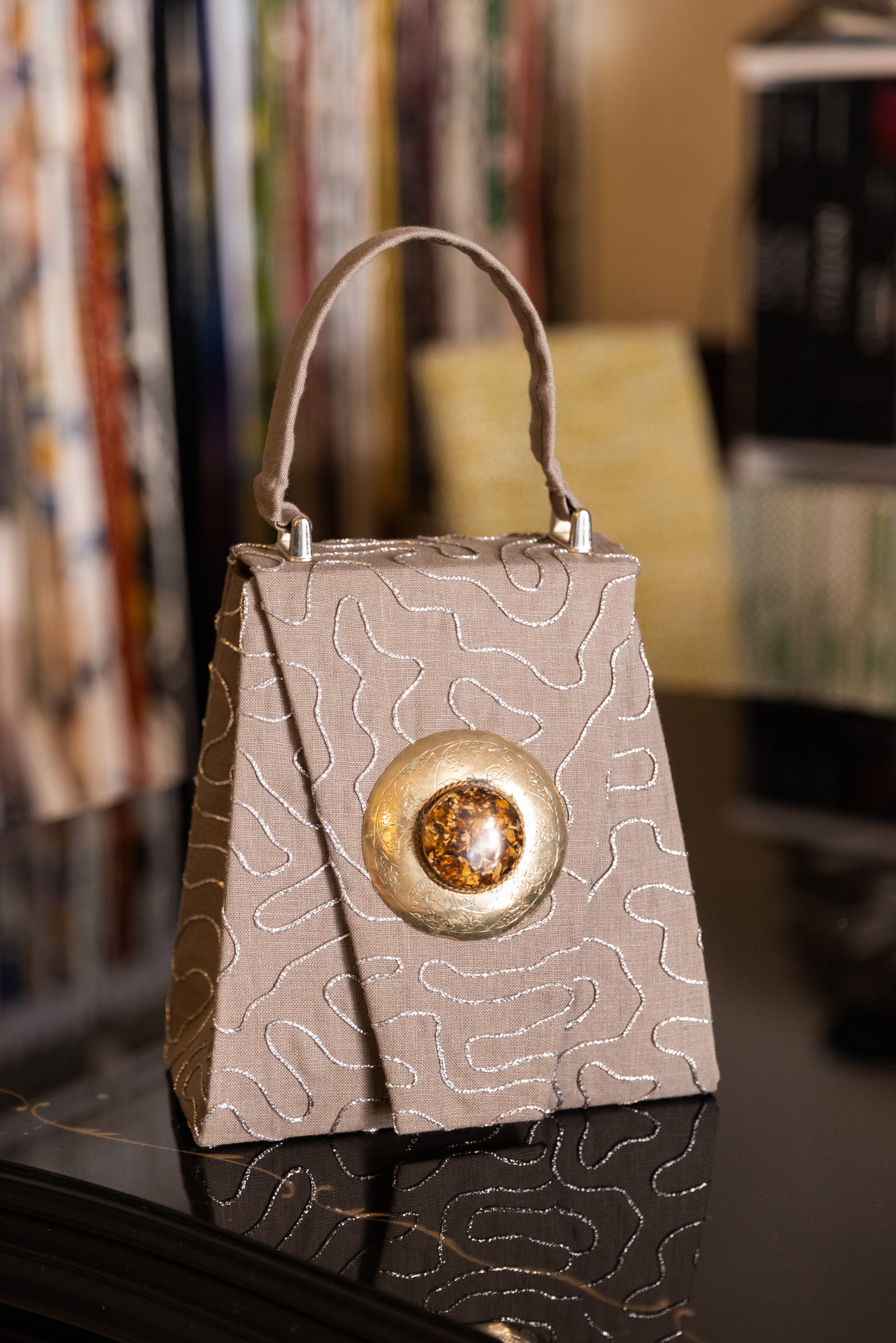 Borsa Lavi Bags realizzata a mano in tessuto cotone con ricami in lurex con gioiello in ottone cr...