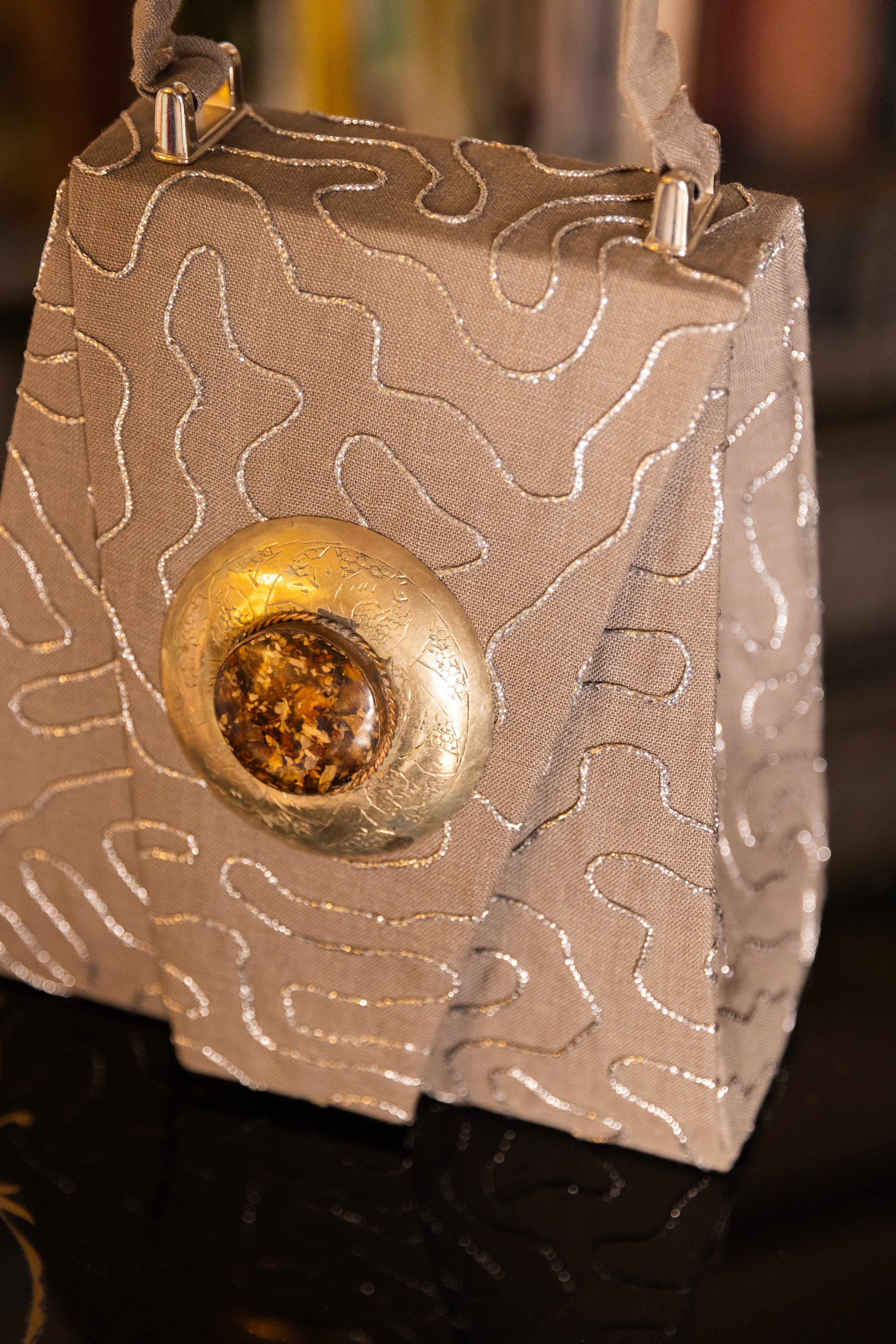 Borsa Lavi Bags realizzata a mano in tessuto cotone con ricami in lurex con gioiello in ottone cr...