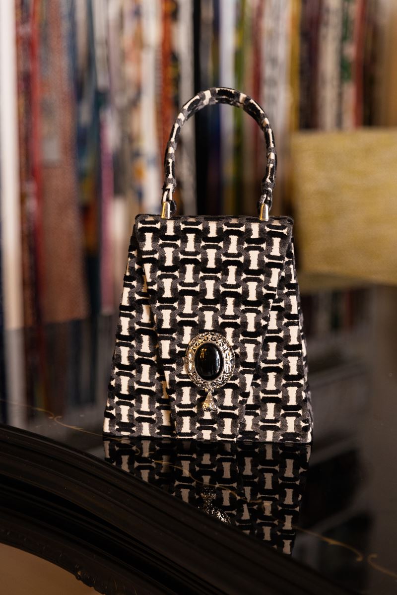 Borsa Lavi Bags realizzata a mano in tessuto velluto operato con gioiello in ottone cromato e pie...