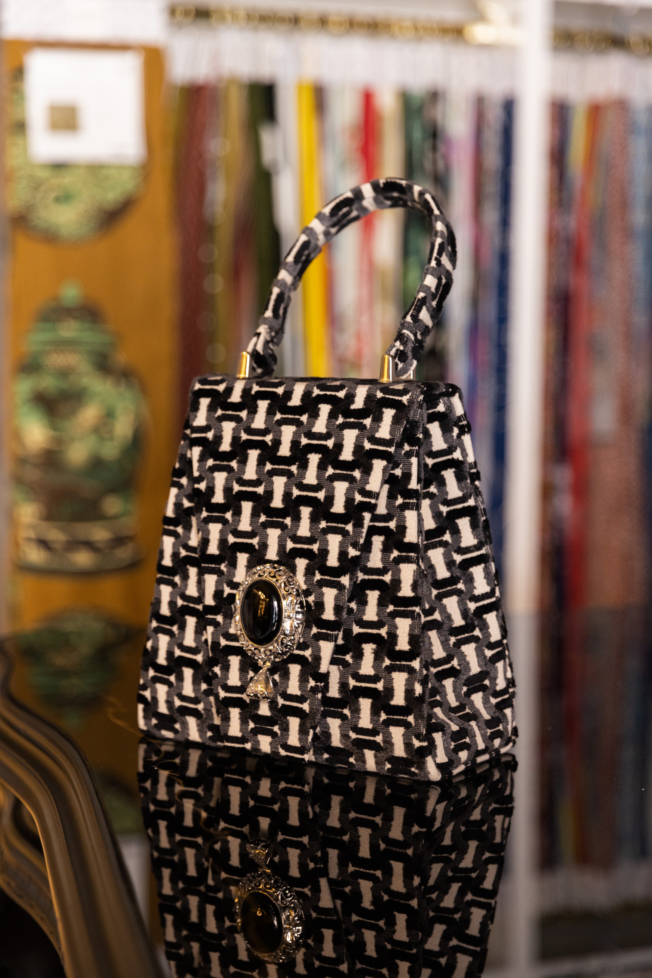 Borsa Lavi Bags realizzata a mano in tessuto velluto operato con gioiello in ottone cromato e pie...