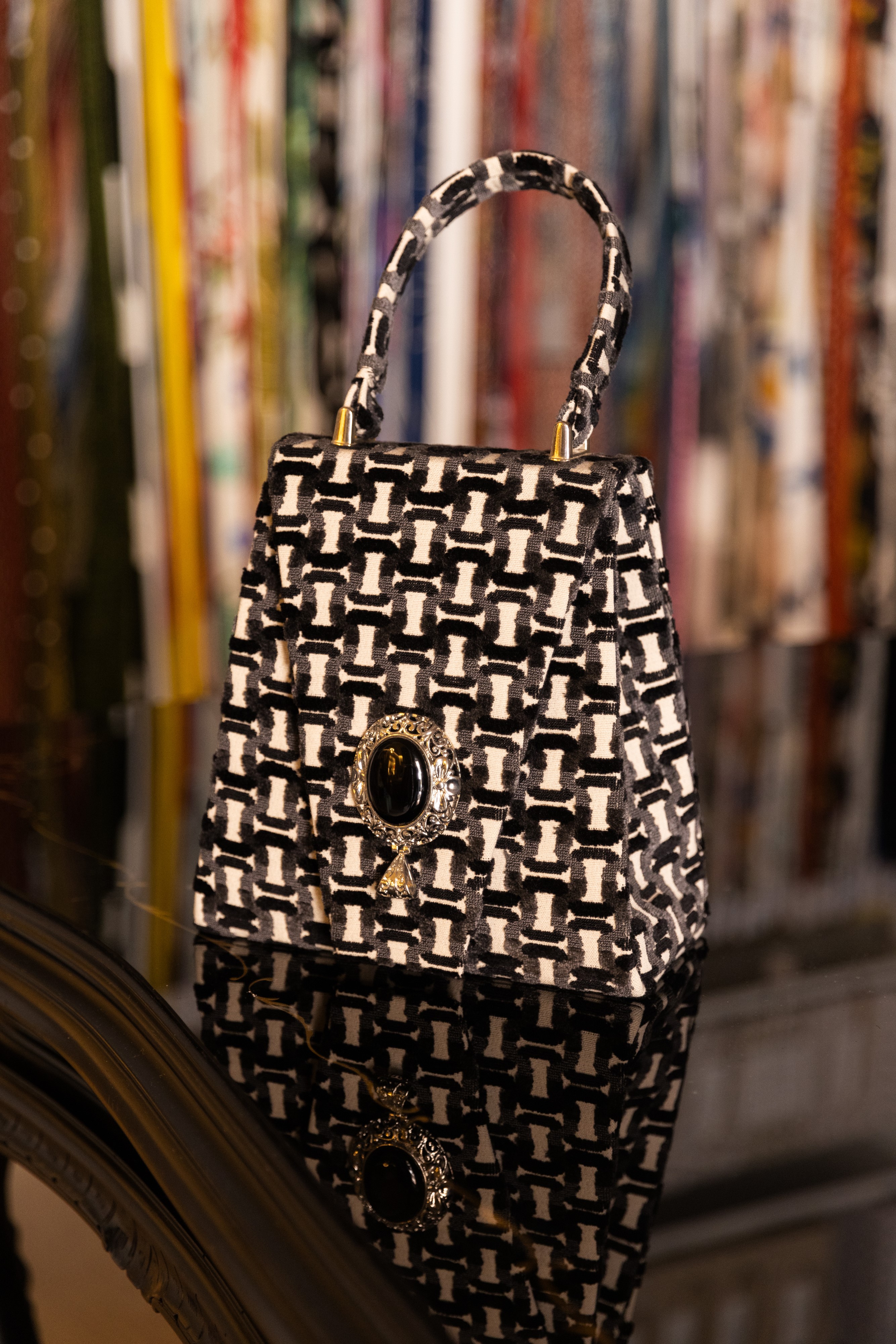 Borsa Lavi Bags realizzata a mano in tessuto velluto operato con gioiello in ottone cromato e pie...