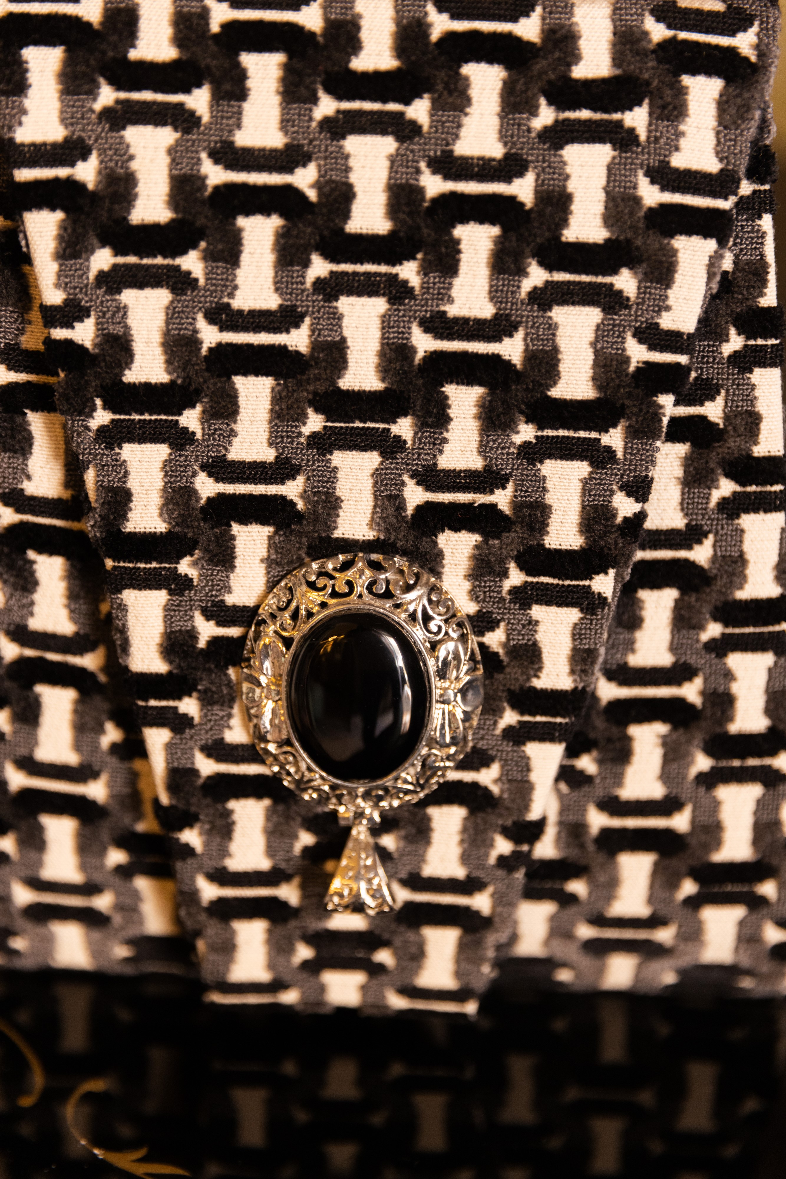 Borsa Lavi Bags realizzata a mano in tessuto velluto operato con gioiello in ottone cromato e pie...