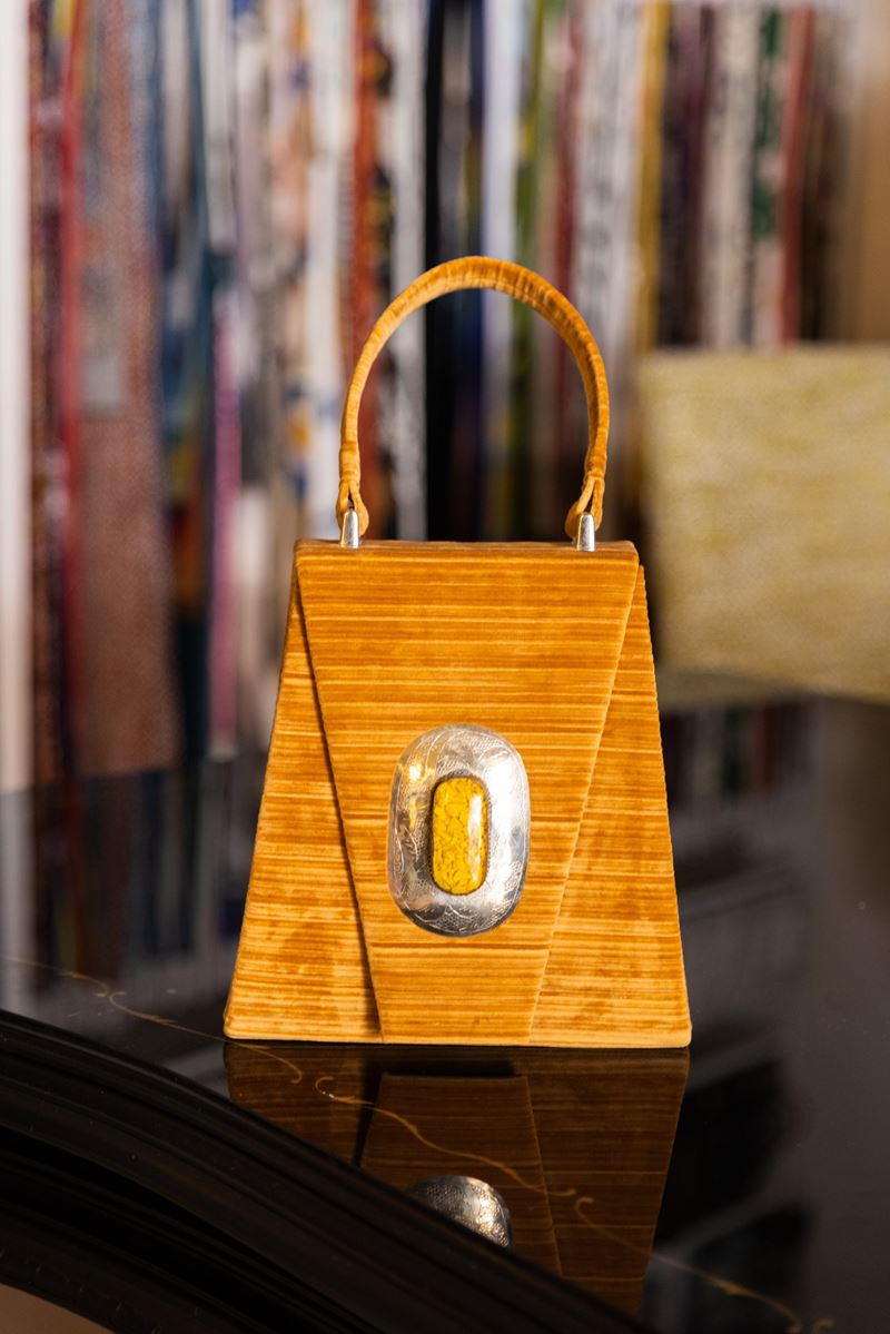 Borsa Lavi Bags realizzata a mano in velluto imprimé con gioiello in ottone cromato e pietra gial...