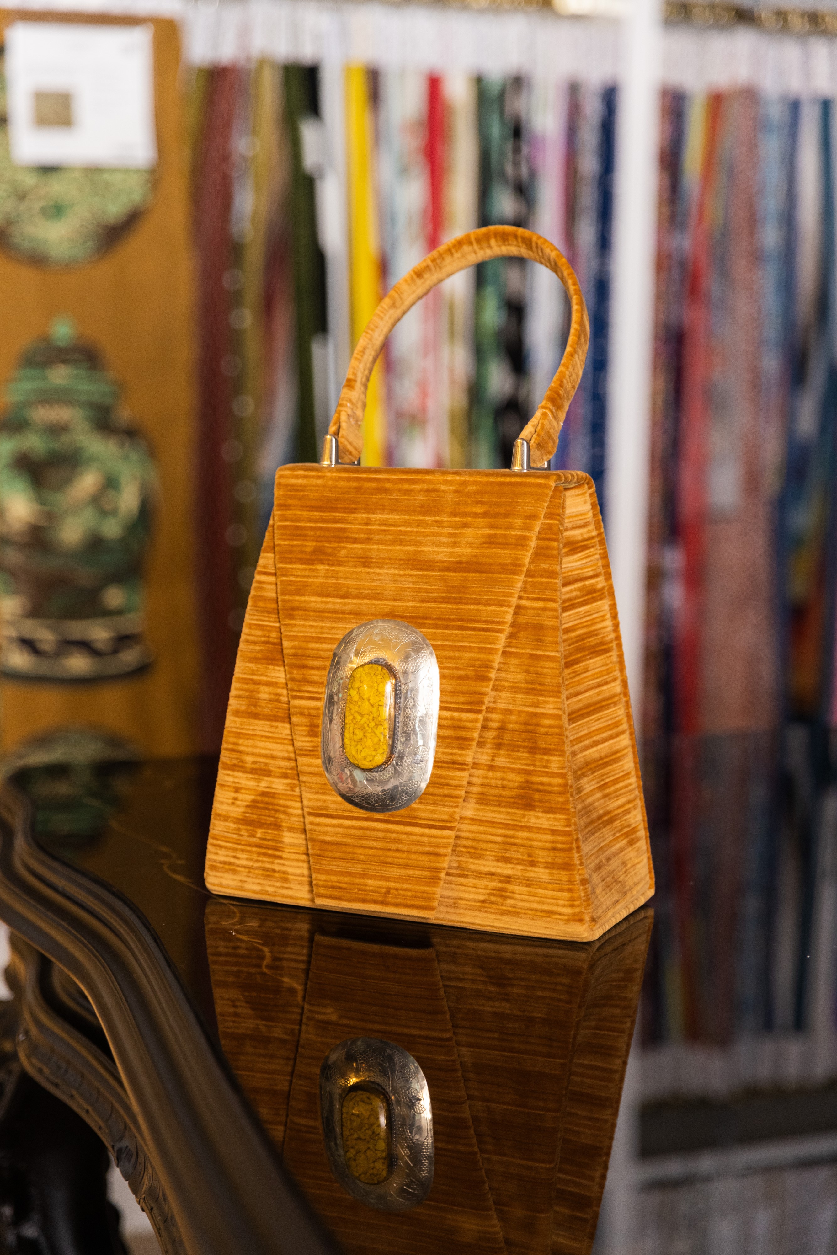 Borsa Lavi Bags realizzata a mano in velluto imprimé con gioiello in ottone cromato e pietra gial...