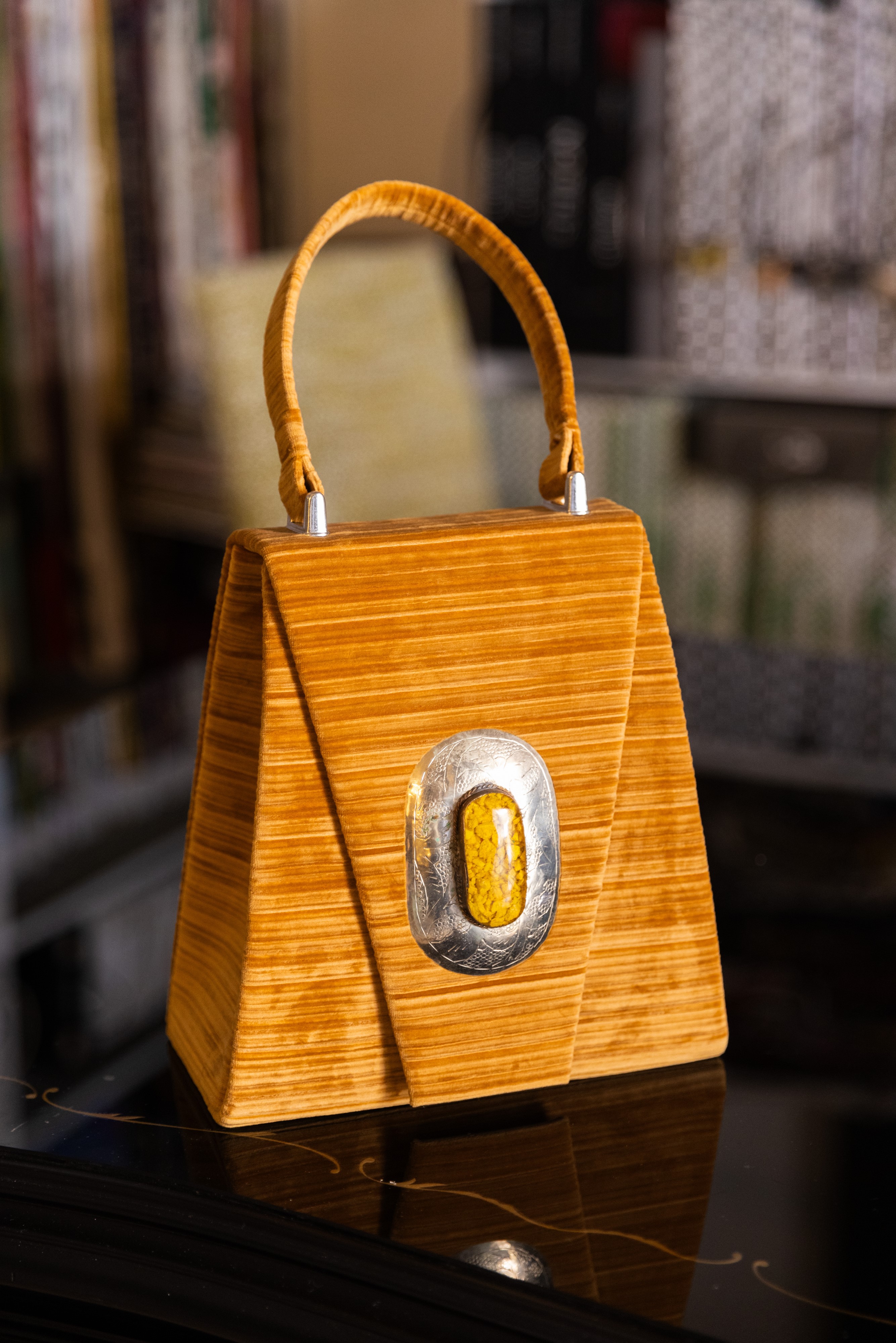 Borsa Lavi Bags realizzata a mano in velluto imprimé con gioiello in ottone cromato e pietra gial...