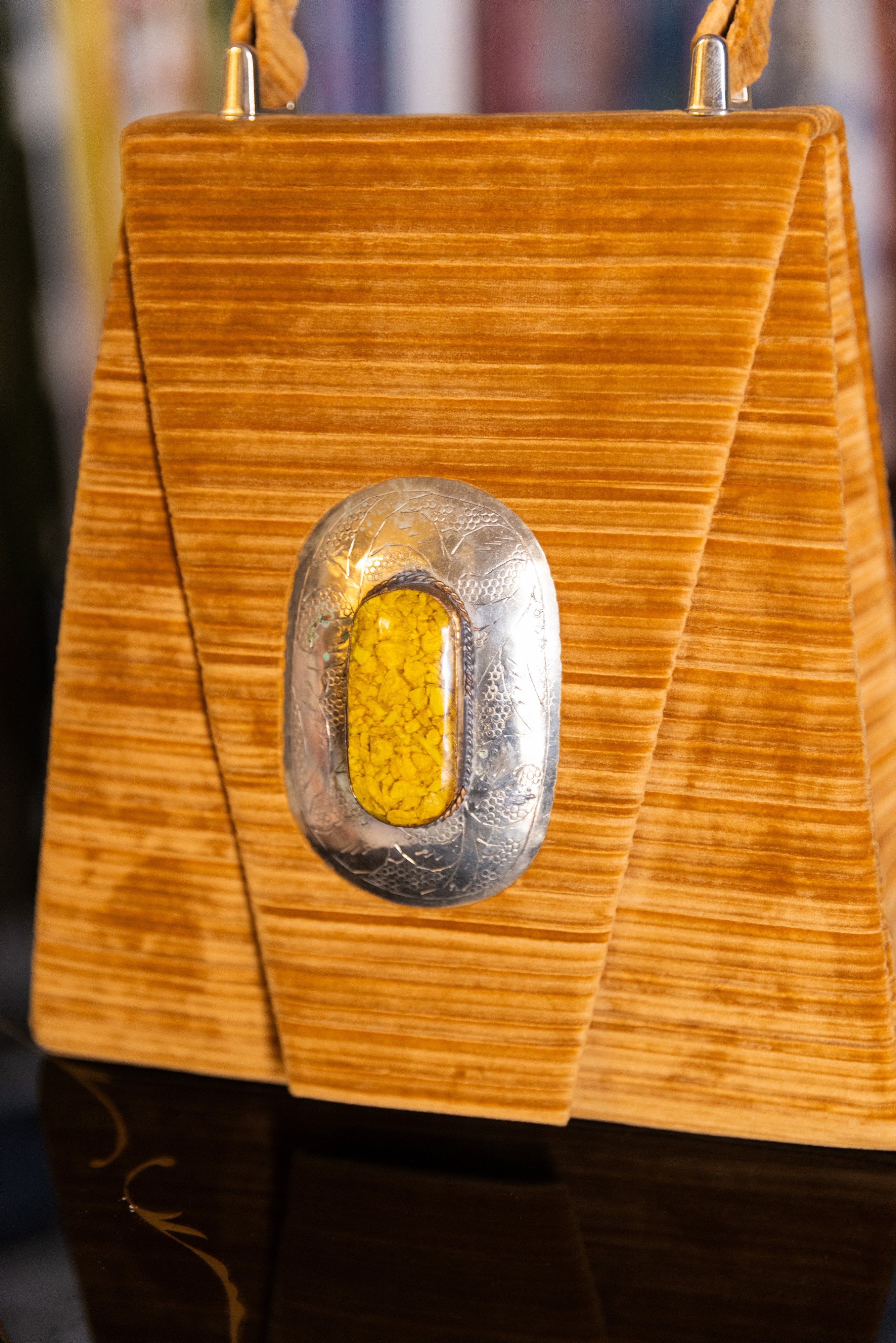 Borsa Lavi Bags realizzata a mano in velluto imprimé con gioiello in ottone cromato e pietra gial...