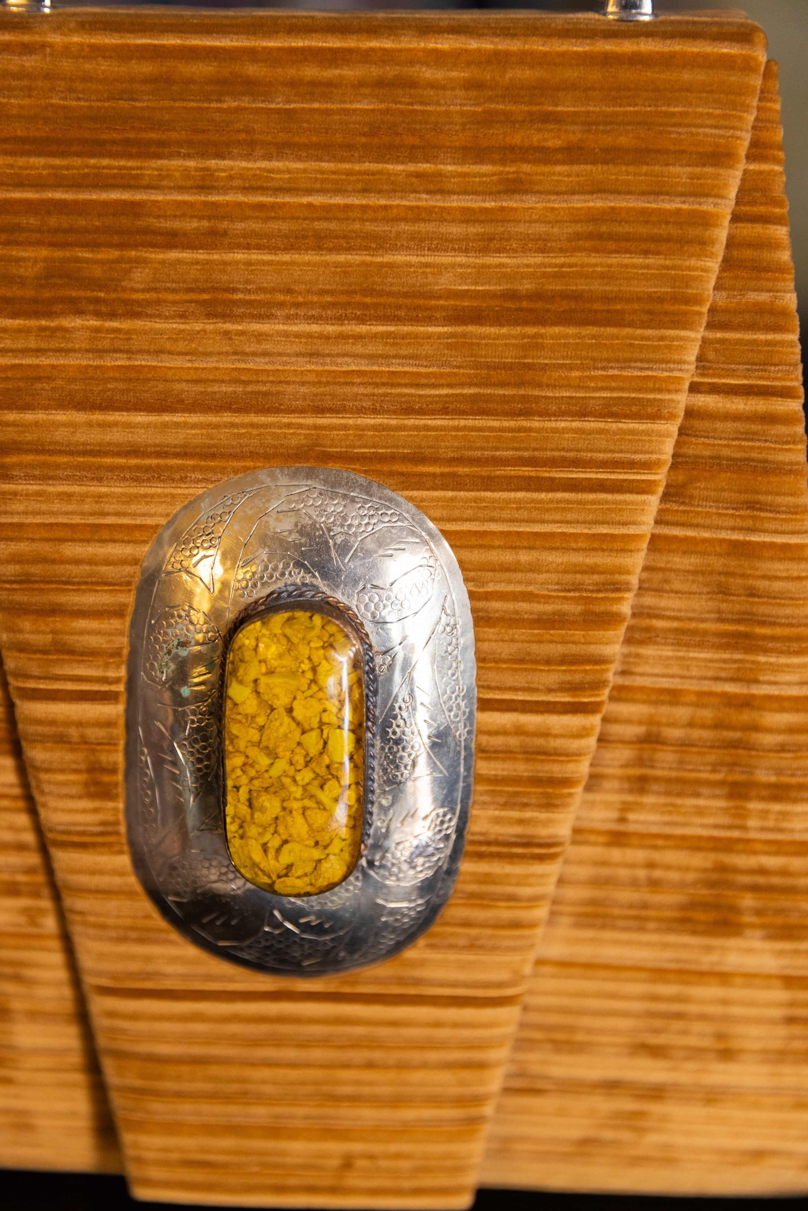 Borsa Lavi Bags realizzata a mano in velluto imprimé con gioiello in ottone cromato e pietra gial...